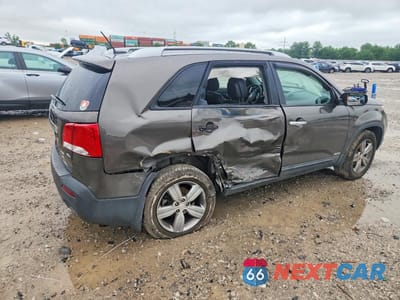 Trzecie zdjęcie samochodu z tyłu: 2013 KIA SORENTO EX VIN:5XYKUCA61DG398532 - miniatura
