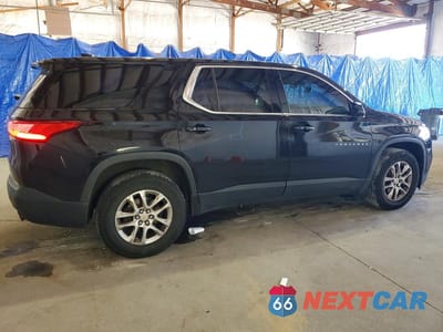 Trzecie zdjęcie samochodu z tyłu: 2018 CHEVROLET TRAVERSE LS VIN:1GNERFKW4JJ107667 - miniatura