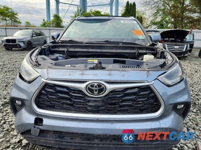 Piąte zdjęcie samochodu w środku: 2021 TOYOTA HIGHLANDER XLE VIN:5TDGZRBH7MS096465 - miniatura