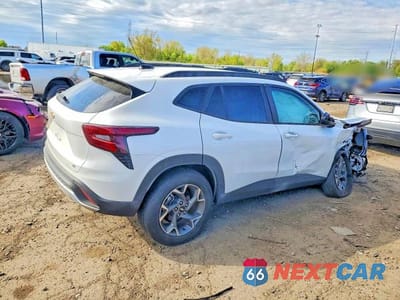 Trzecie zdjęcie samochodu z tyłu: 2025 CHEVROLET TRAX 1LT VIN:KL77LHEP0SC268376 - miniatura