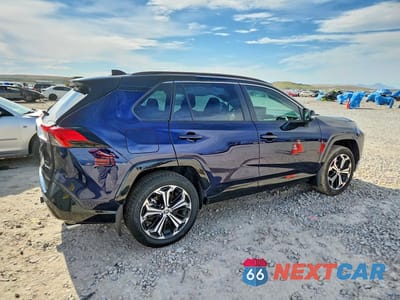 Trzecie zdjęcie samochodu z tyłu: 2025 TOYOTA RAV4 XSE VIN:JTMFB3FV5SD277280 - miniatura