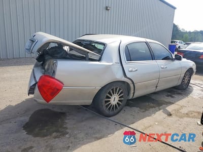 Trzecie zdjęcie samochodu z tyłu: 2003 LINCOLN TOWN CAR SIGNATURE VIN:1LNHM82W83Y604808 - miniatura