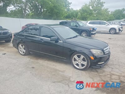 Czwarte zdjęcie samochodu z boku: 2011 MERCEDES-BENZ C 300 4MATIC VIN:WDDGF8BB0BR157946 - miniatura