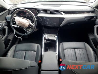 Zdjęcie 8 z 13 samochodu: 2021 AUDI E-TRON PREMIUM VIN:WA1AAAGE5MB010701 - miniatura
