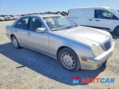 Czwarte zdjęcie samochodu z boku: 2002 MERCEDES-BENZ E 320 4MATIC VIN:WDBJF82J82X072838 - miniatura