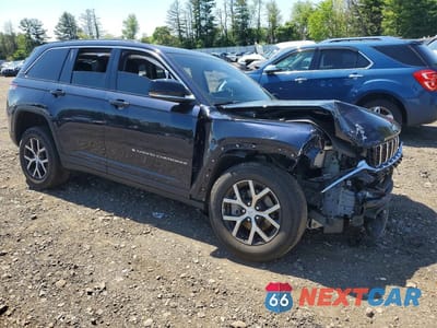 Czwarte zdjęcie samochodu z boku: 2023 JEEP GRAND CHEROKEE LIMITED VIN:1C4RJHBG8P8898050 - miniatura