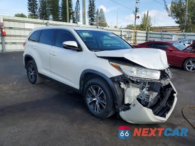 Czwarte zdjęcie samochodu z boku: 2019 TOYOTA HIGHLANDER LE VIN:5TDZARFH5KS060135 - miniatura