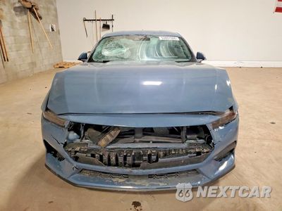 Piąte zdjęcie samochodu w środku: 2025 FORD MUSTANG VIN:1FA6P8TH8S5128486 - miniatura