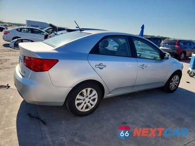 Trzecie zdjęcie samochodu z tyłu: 2010 KIA FORTE EX VIN:KNAFU4A23A5049300 - miniatura