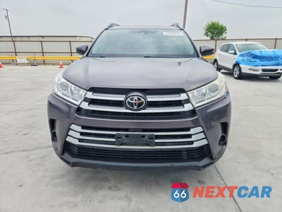 Piąte zdjęcie samochodu w środku: 2019 TOYOTA HIGHLANDER LE VIN:5TDZARFH0KS053545 - miniatura