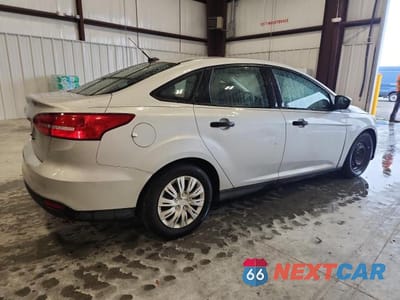 Trzecie zdjęcie samochodu z tyłu: 2017 FORD FOCUS S VIN:1FADP3E20HL220991 - miniatura