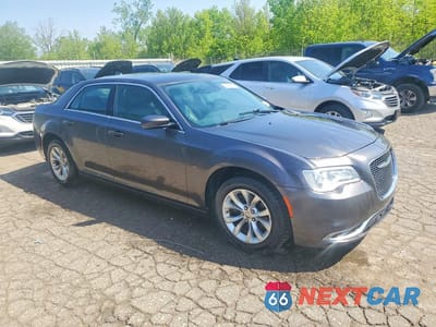 Czwarte zdjęcie samochodu z boku: 2015 CHRYSLER 300 LIMITED VIN:2C3CCAAG0FH797008 - miniatura