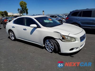 Czwarte zdjęcie samochodu z boku: 2013 NISSAN MAXIMA 3.5 S VIN:1N4AA5AP5DC829781 - miniatura