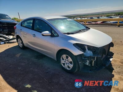 Czwarte zdjęcie samochodu z boku: 2016 KIA FORTE LX VIN:KNAFK4A66G5511513 - miniatura