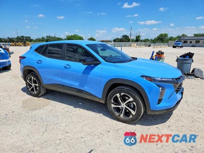Czwarte zdjęcie samochodu z boku: 2024 CHEVROLET TRAX 1RS VIN:KL77LGE23RC223487 - miniatura