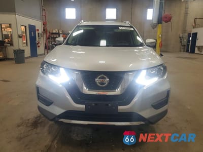 Piąte zdjęcie samochodu w środku: 2018 NISSAN ROGUE SV VIN:5N1AT2MV5JC809633 - miniatura