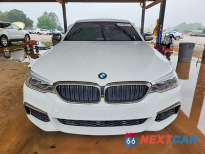Piąte zdjęcie samochodu w środku: 2019 BMW M550XI VIN:WBAJB9C51KB288772 - miniatura