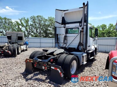 Czwarte zdjęcie samochodu z boku: 2018 VOLVO VNL SEMI TRUCK VIN:4V4N39TG2JN892707 - miniatura