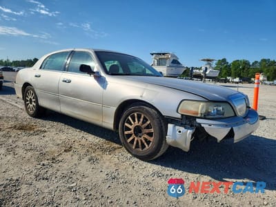 Czwarte zdjęcie samochodu z boku: 2006 LINCOLN TOWN CAR SIGNATURE VIN:1LNHM81V36Y624395 - miniatura