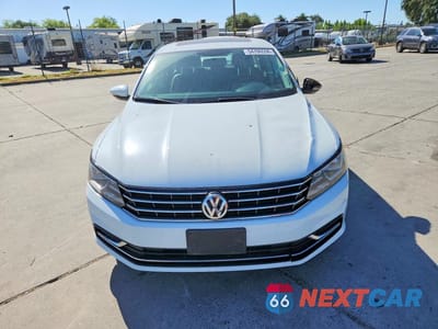 Piąte zdjęcie samochodu w środku: 2019 VOLKSWAGEN PASSAT WOLFSBURG VIN:1VWLA7A3XKC004938 - miniatura