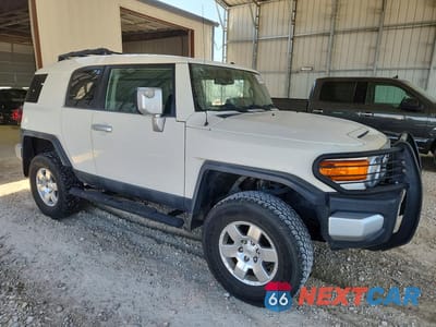 Czwarte zdjęcie samochodu z boku: 2010 TOYOTA FJ CRUISER BASE VIN:JTEBU4BFXAK075523 - miniatura
