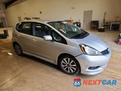 Czwarte zdjęcie samochodu z boku: 2013 HONDA FIT SPORT VIN:JHMGE8H51DC022302 - miniatura
