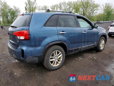 Trzecie zdjęcie samochodu z tyłu: 2015 KIA SORENTO LX VIN:5XYKTDA68FG604778 - miniatura