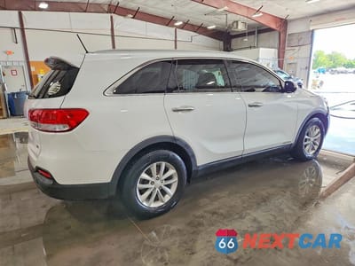 Trzecie zdjęcie samochodu z tyłu: 2016 KIA SORENTO LX V6 VIN:5XYPGDA58GG179324 - miniatura