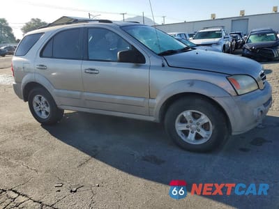 Czwarte zdjęcie samochodu z boku: 2005 KIA SORENTO LX VIN:KNDJD733755365017 - miniatura