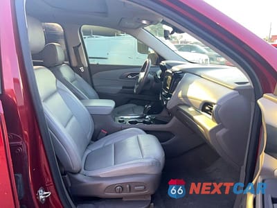 Piąte zdjęcie samochodu w środku: 2018 CHEVROLET TRAVERSE PREMIER VIN:1GNERKKW8JJ149509 - miniatura