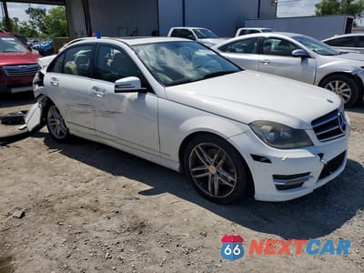 Czwarte zdjęcie samochodu z boku: 2014 MERCEDES-BENZ C 300 4MATIC VIN:WDDGF8AB1EA954887 - miniatura