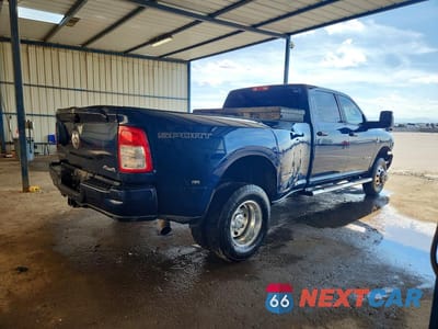 Trzecie zdjęcie samochodu z tyłu: 2023 RAM 3500 BIG HORN VIN:3C63RRHL3PG643283 - miniatura