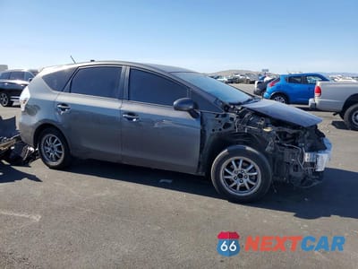 Czwarte zdjęcie samochodu z boku: 2013 TOYOTA PRIUS V THREE VIN:JTDZN3EU8D3266652 - miniatura
