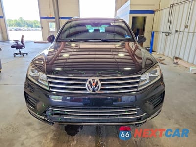 Piąte zdjęcie samochodu w środku: 2017 VOLKSWAGEN TOUAREG WOLFSBURG VIN:WVGRF7BPXHD006039 - miniatura