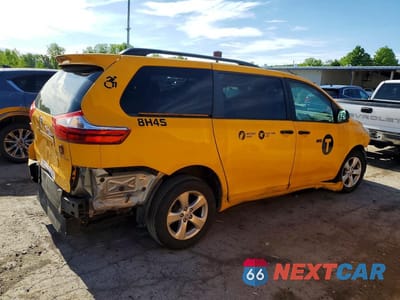 Trzecie zdjęcie samochodu z tyłu: 2016 TOYOTA SIENNA LE VIN:5TDKK3DC4GS762814 - miniatura