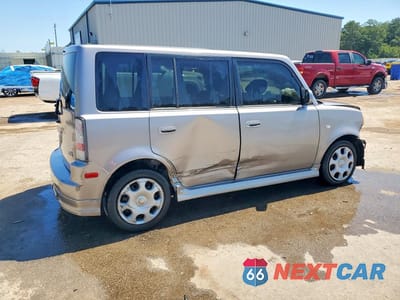 Trzecie zdjęcie samochodu z tyłu: 2005 TOYOTA SCION XB VIN:JTLKT324750197410 - miniatura