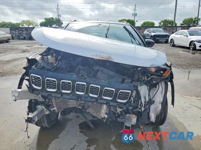 Piąte zdjęcie samochodu w środku: 2025 JEEP COMPASS LIMITED VIN:3C4NJDCN0ST508363 - miniatura