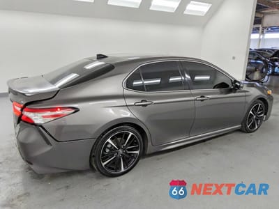 Trzecie zdjęcie samochodu z tyłu: 2018 TOYOTA CAMRY XSE V6 VIN:4T1BZ1HK5JU013729 - miniatura