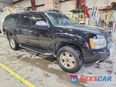 Czwarte zdjęcie samochodu z boku: 2007 CHEVROLET SUBURBAN K1500 VIN:3GNFK16347G303968 - miniatura