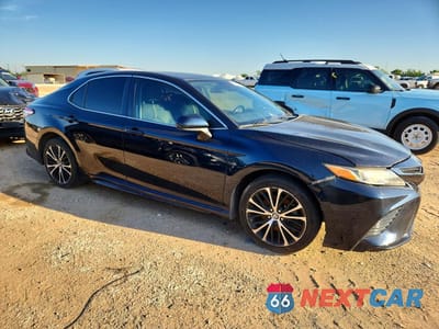Czwarte zdjęcie samochodu z boku: 2020 TOYOTA CAMRY SE VIN:4T1G11AK3LU337661 - miniatura