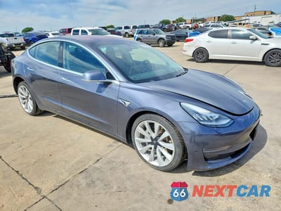 Czwarte zdjęcie samochodu z boku: 2019 TESLA MODEL 3 VIN:5YJ3E1EA9KF300808 - miniatura