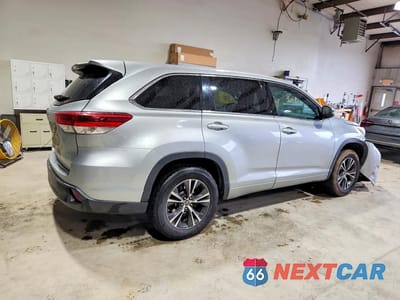 Trzecie zdjęcie samochodu z tyłu: 2018 TOYOTA HIGHLANDER LE VIN:5TDZARFH0JS035819 - miniatura