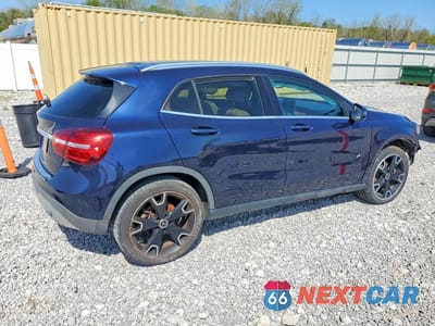 Trzecie zdjęcie samochodu z tyłu: 2019 MERCEDES-BENZ GLA 250 VIN:WDCTG4EB3KU000915 - miniatura