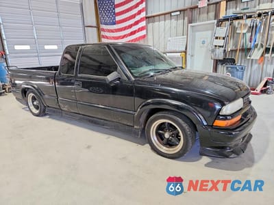 Czwarte zdjęcie samochodu z boku: 2002 CHEVROLET S TRUCK S10 VIN:1GCCS19W628107241 - miniatura