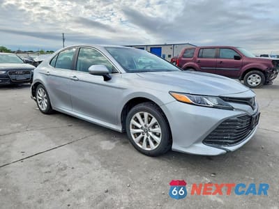 Czwarte zdjęcie samochodu z boku: 2020 TOYOTA CAMRY LE VIN:4T1C11AK5LU328670 - miniatura