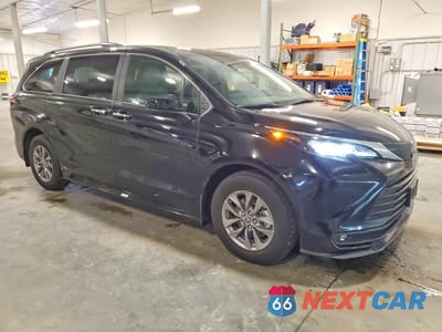 Czwarte zdjęcie samochodu z boku: 2025 TOYOTA SIENNA XLE 7-PASSENGER VIN:5TDYSKFC0SS224329 - miniatura