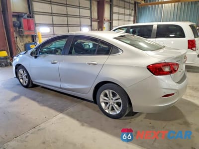 Drugie zdjęcie samochodu z przodu: 2019 CHEVROLET CRUZE LT VIN:1G1BE5SM8K7143305 - miniatura
