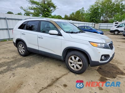 Czwarte zdjęcie samochodu z boku: 2013 KIA SORENTO LX VIN:5XYKT3A6XDG394935 - miniatura