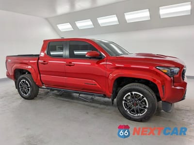 Czwarte zdjęcie samochodu z boku: 2024 TOYOTA TACOMA TRD SPORT VIN:3TYKB5FN0RT015776 - miniatura