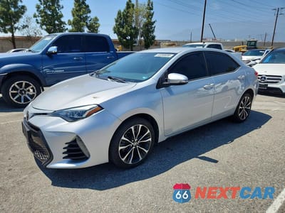 2018 TOYOTA COROLLA SE 5YFBURHE3JP785381 - główne zdjęcie licytacji z USA - miniatura